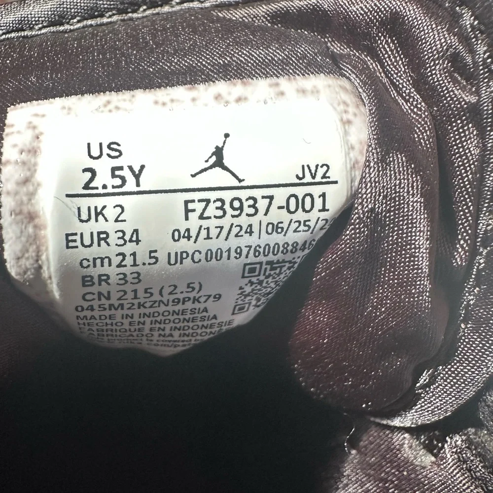 Nike Air Jordan Kids Sneakers in Black /Silver - Picture 4 of 4